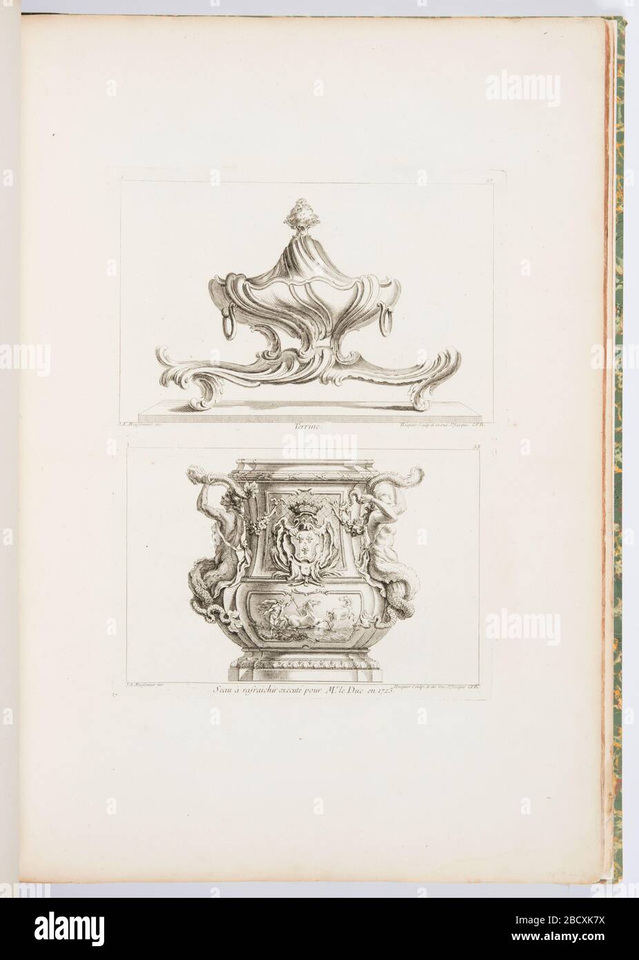 Seau rafraichir execut pour M le Duc en 1723 Wine Cooler Made for M le Duc LouisHenri de Bourbon in 1723 pl 58 in Oeuvre de JusteAurele Meissonnier. Ricerca in Progress1st Stato. Refrigeratore del vino decorato con figure mitologiche che tengono serpenti (maschio a sinistra, femmina a destra), braccia del re al centro. Nel cartouche sottostante, scena di figura maschile che tiene un forcone nella mano sinistra e due cavalli galoppanti. Seau rafraichir execut pour M le Duc en 1723 Wine Cooler Made for M le Duc LouisHenri de Bourbon in 1723 pl 58 in Oeuvre de JusteAurele Meissonnier Foto Stock