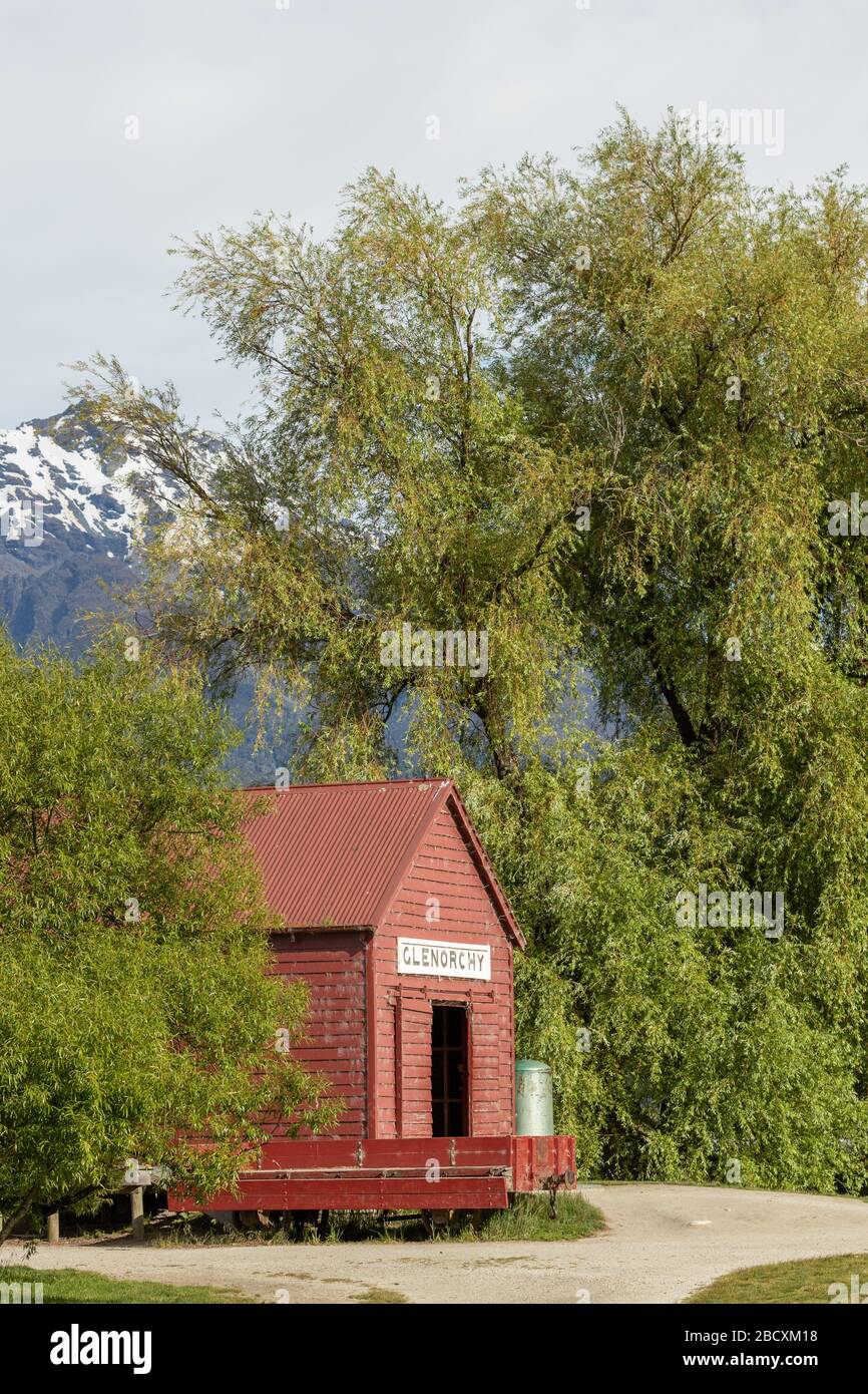 Il capannone rosso della barca a Glenorchy, Nuova Zelanda Foto Stock