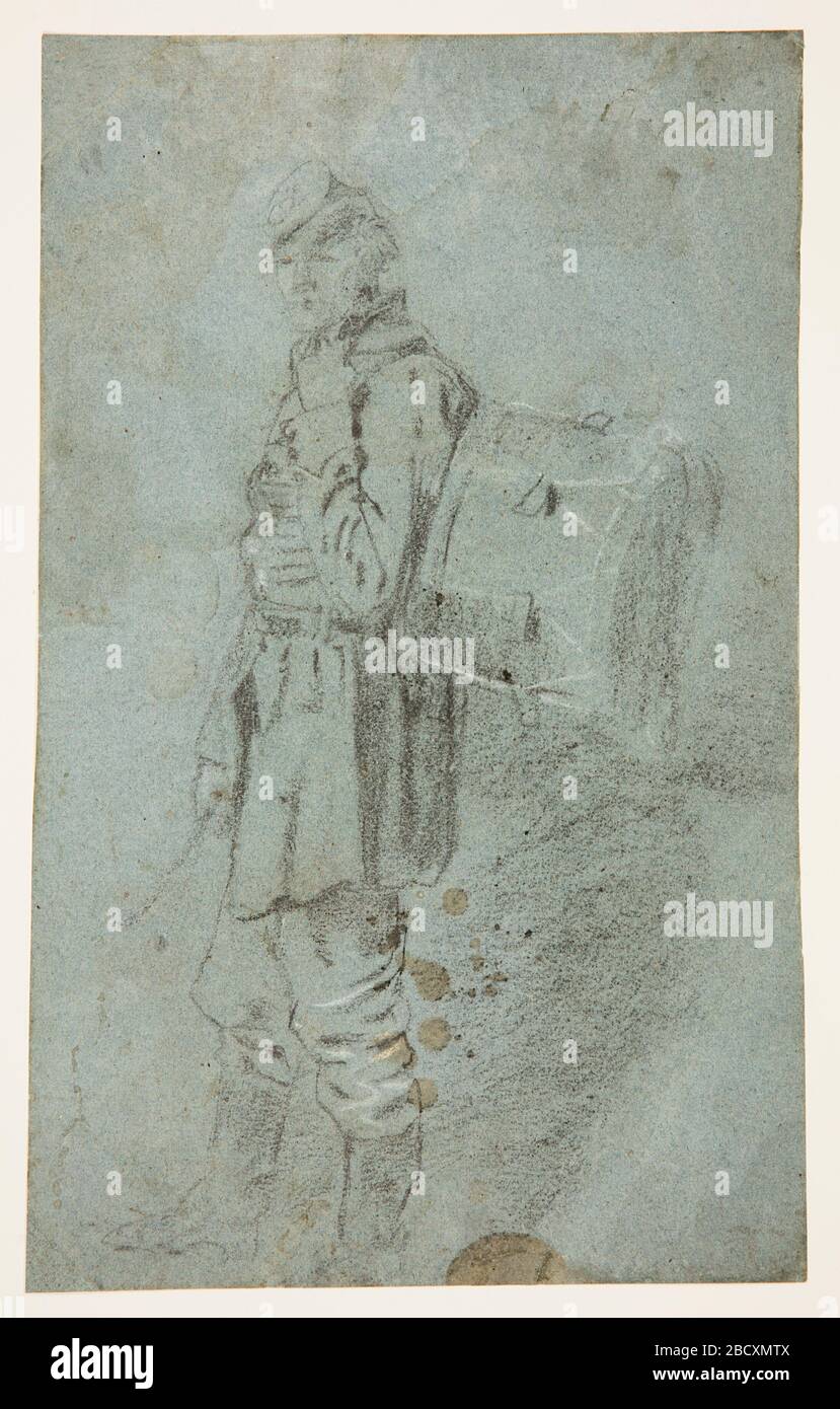 Vista laterale di un batterista. Ricerca in ProgresseVista verticale a tutta lunghezza di un batterista in piedi, disegnato dal lato con la testa rivolta verso lo spettatore e con il tamburo fissato alla schiena. Vista laterale di un batterista Foto Stock