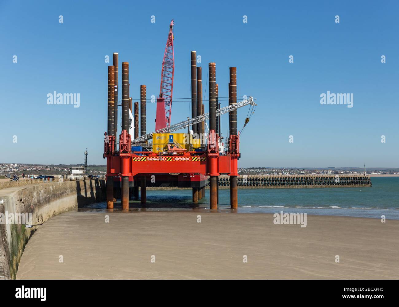 Fugro e Van Oord's WaveWalker 1 a piedi chiatta jack-up a Newhaven Western bight, East Sussex, Inghilterra Foto Stock