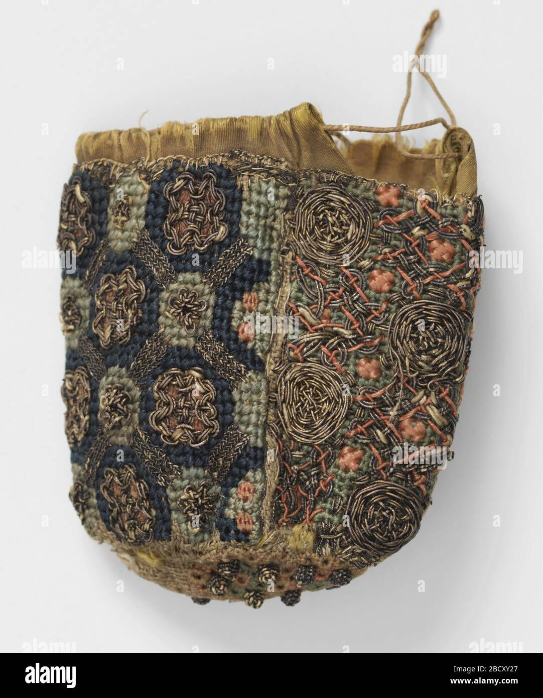 Borsa. Ricerca in ProgressThree pannelli più base, ciascuno con un diverso modello, cucito insieme. La lunga fodera in seta giallo scuro funziona con un coulisse come chiusura. Borsa Foto Stock