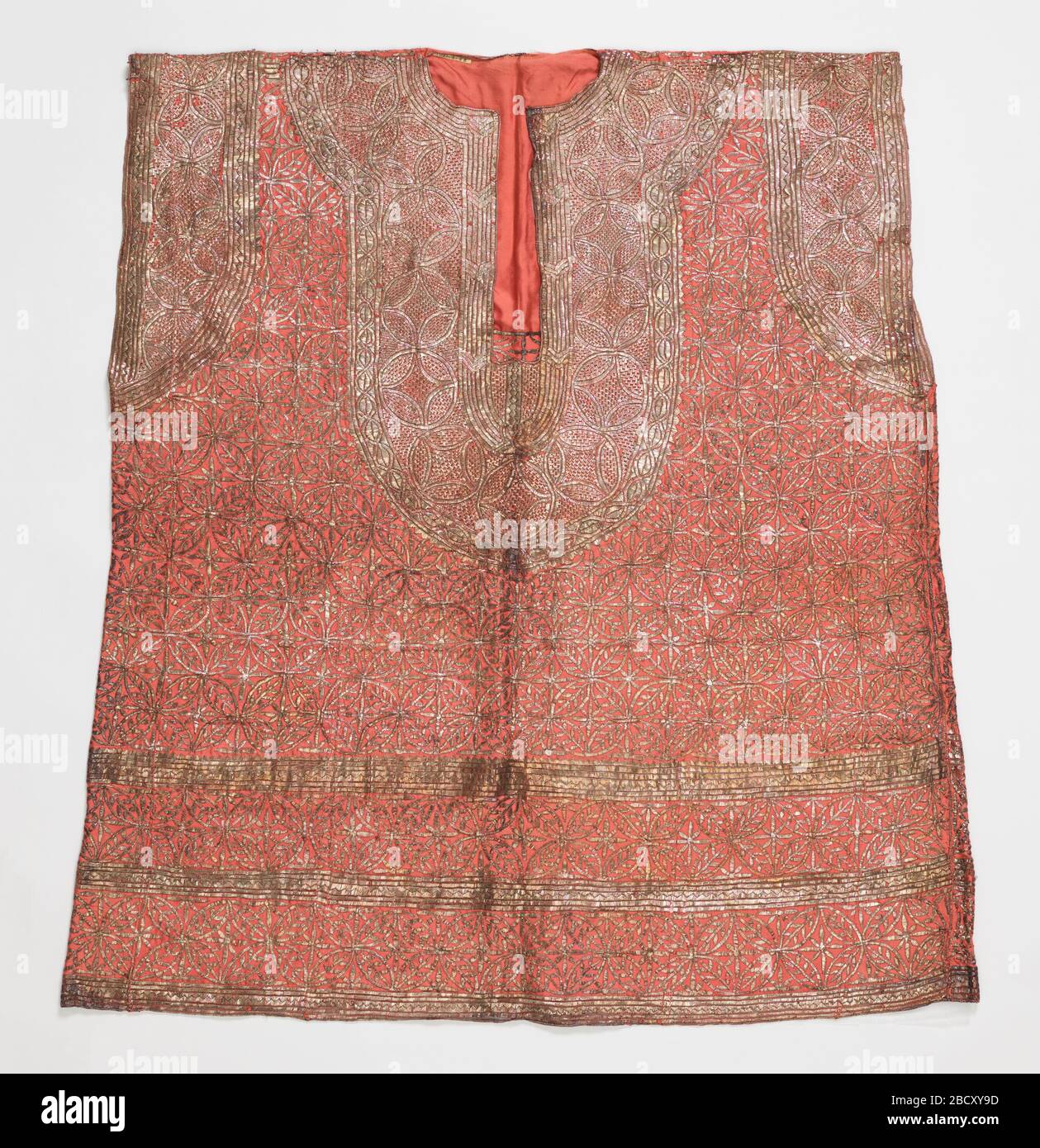 Tunic. Ricerca in ProgresssTunica senza maniche di seta rosa salmone ricamata solidamente con strisce piatte di lamina d'argento in un disegno geometrico. Tunic Foto Stock