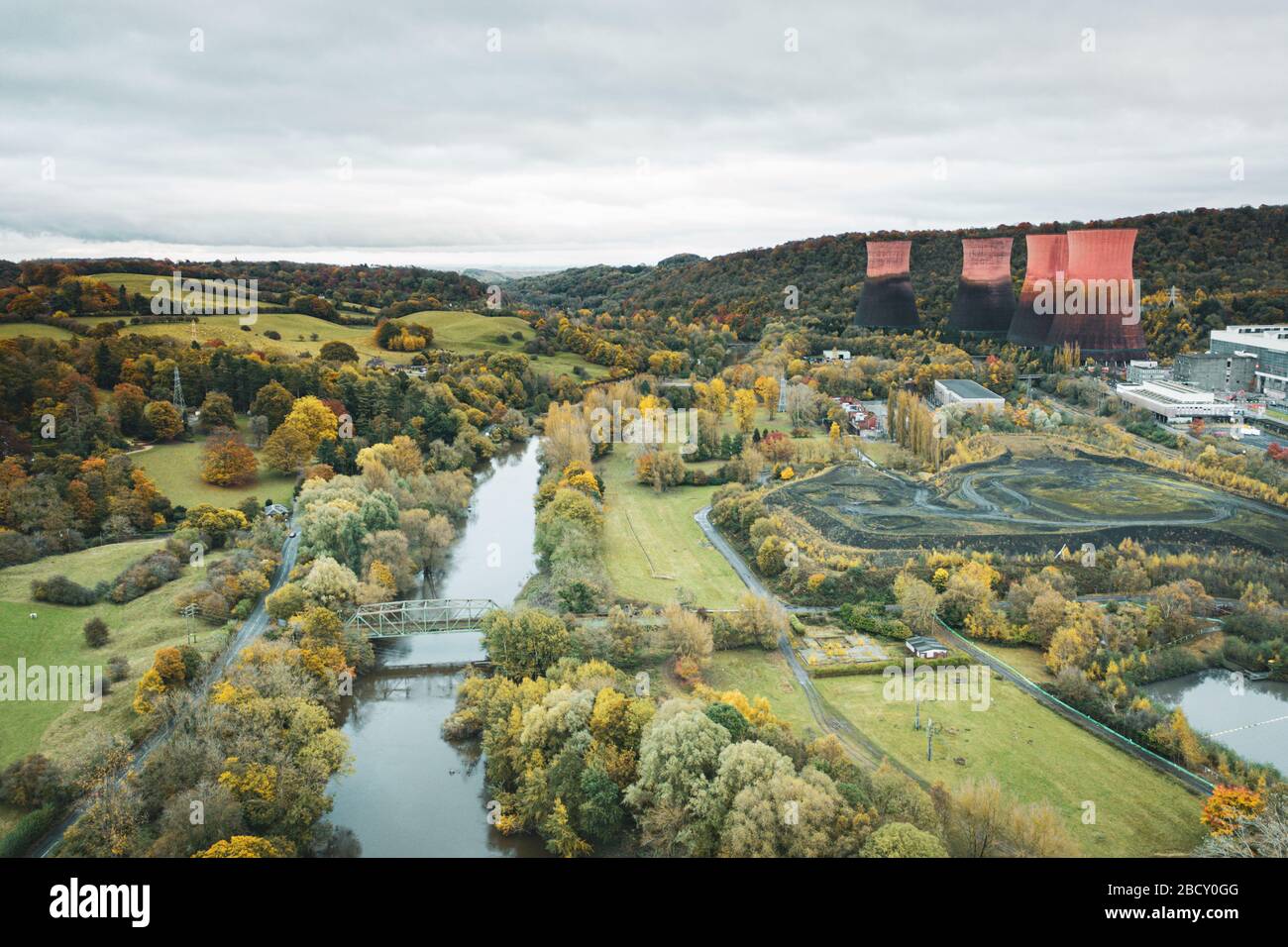 Torri di raffreddamento storiche prima della demolizione a Ironbridge, Shropshire, nel Regno Unito Foto Stock