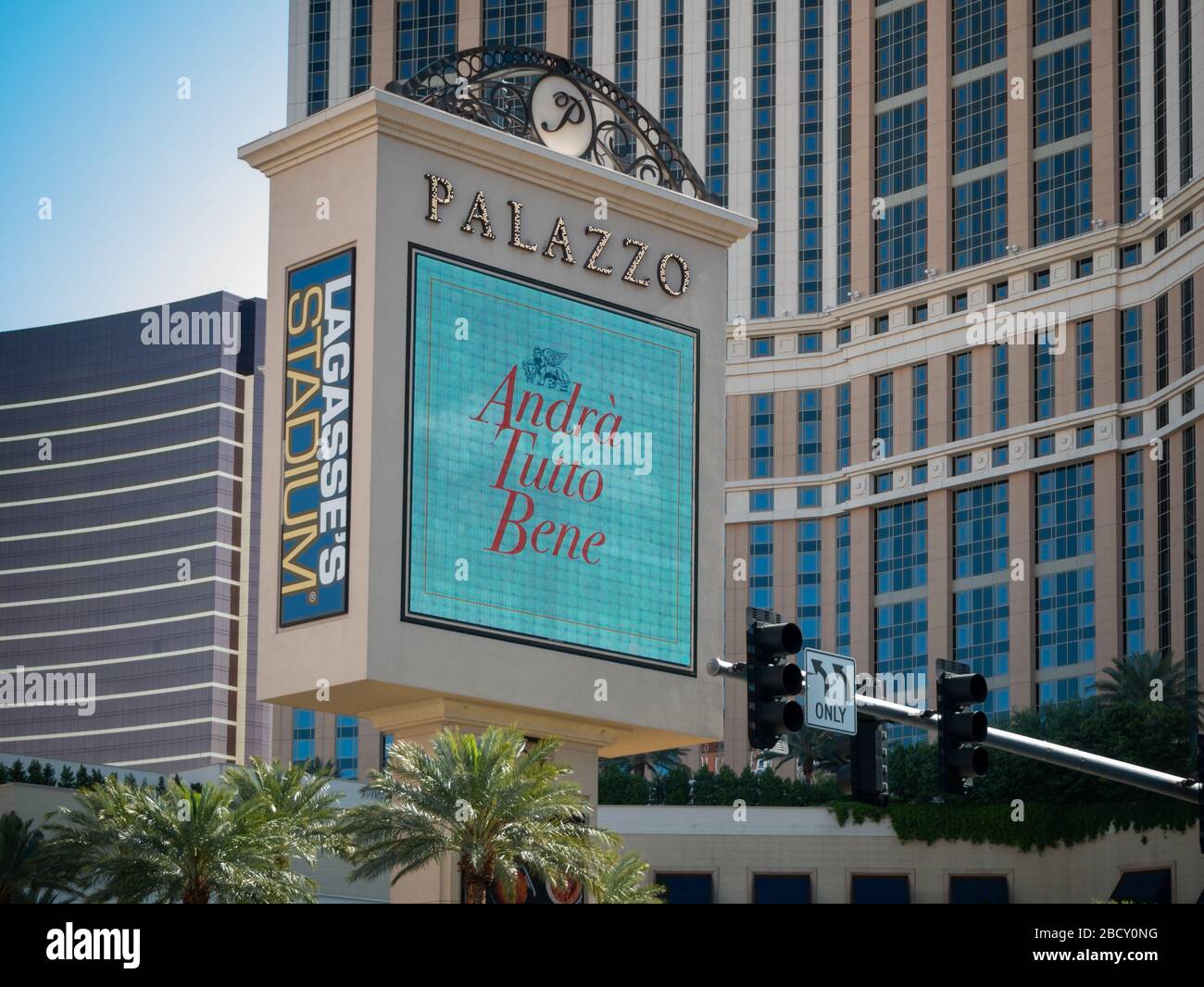 4 aprile 2020, Las Vegas, Nevada, USA, Palazzo Casino segno con andra tutto bene (tutto andrà bene) messaggio a causa di Covid-19 chiuso Foto Stock