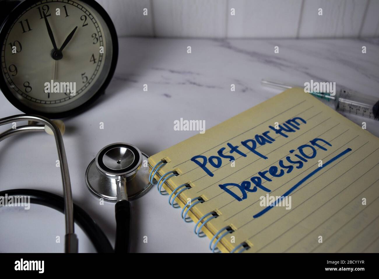 Depressione postpartum scrivere su un libro e parola chiave isolato su Office Desk. Concetto sanitario/medico Foto Stock