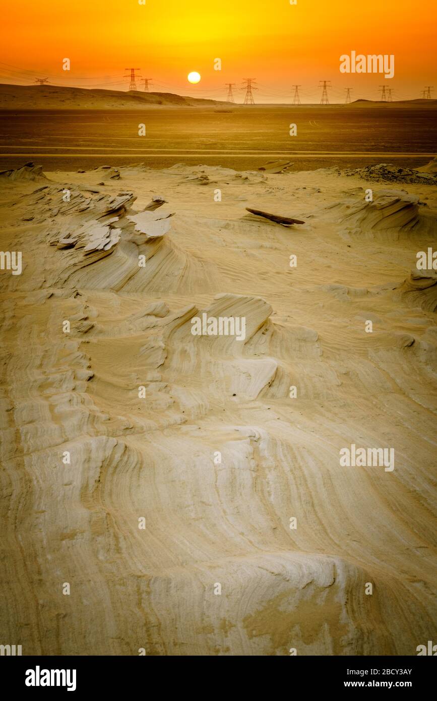 Tramonto panoramico su formazioni di arenaria nel deserto di Abu Dhabi negli Emirati Arabi Uniti Foto Stock
