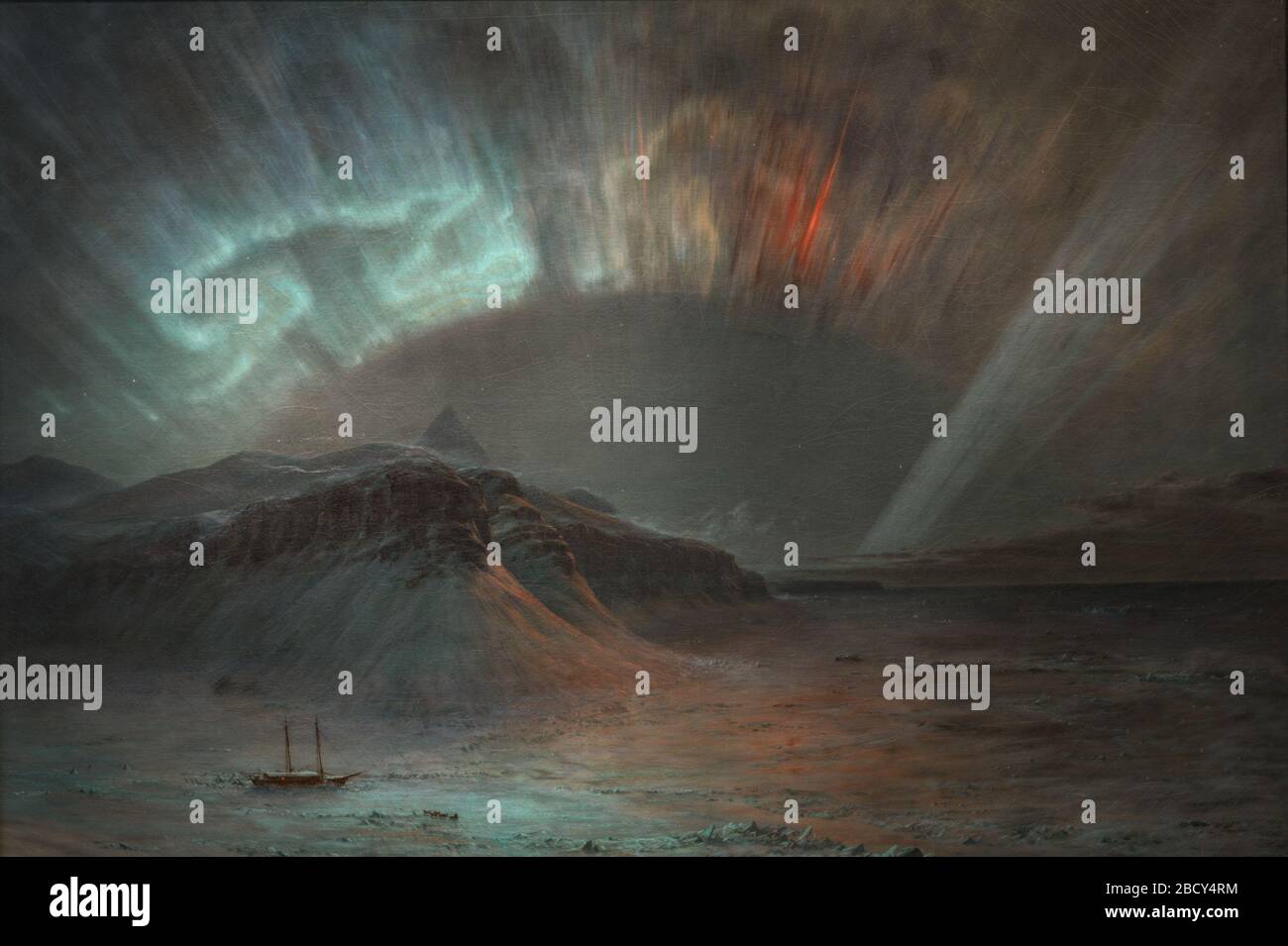Aurora Borealis. Sotto un cielo artico scuro, la nave dell'esploratore polare Isaac Israel Hayes, la SS United States, si trova congelata nel ghiaccio alla base di una scogliera incombente. Le aurore soprastanti eruttano in una cascata di luci inquietanti, mentre il dogsled implica la speranza di salvataggio da questa prigione ghiacciata. Foto Stock