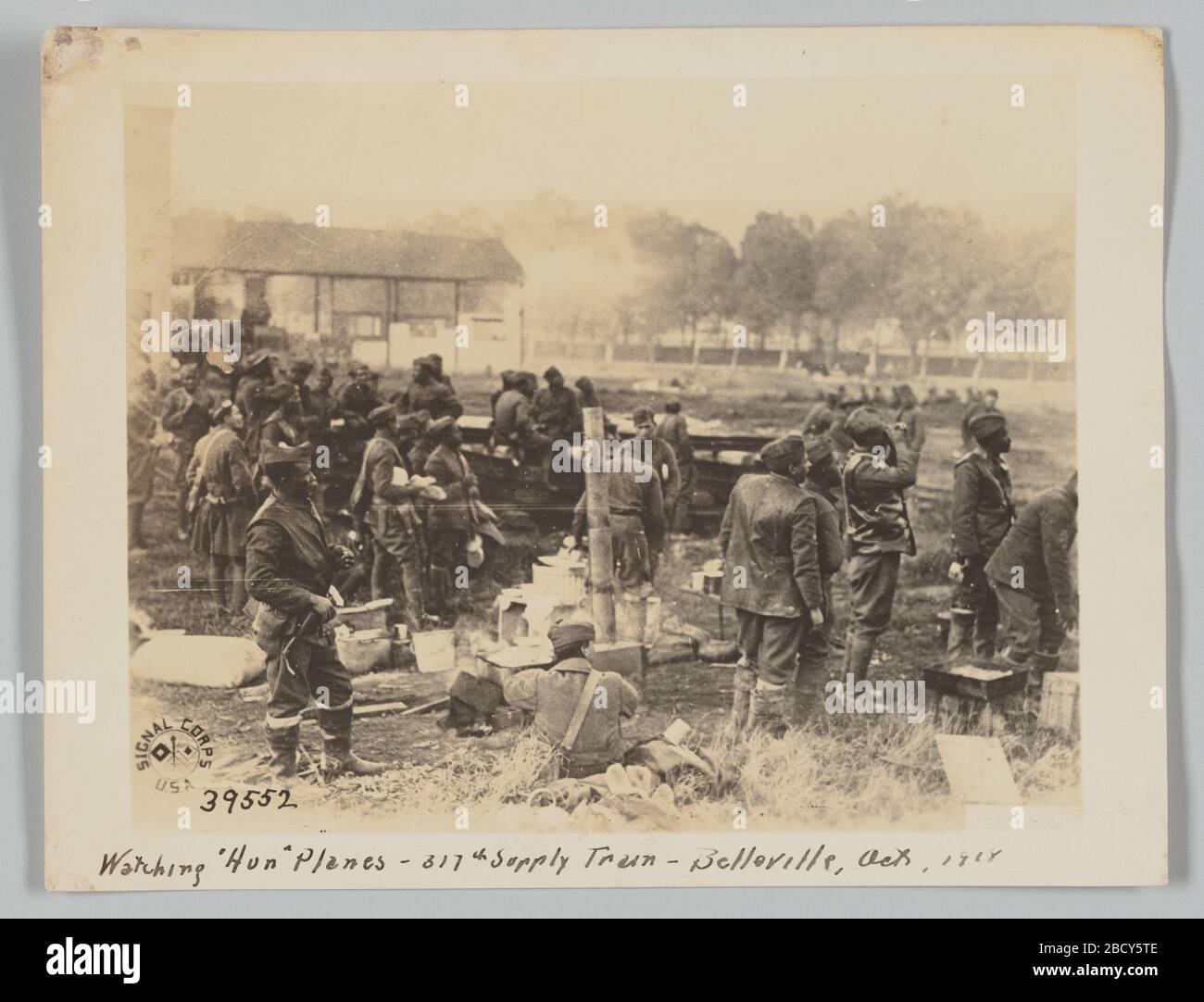 Avvistamento aerei Hun 317th Supply Train Belleville ottobre 1918. Soldati in uniforme aerei di guardia volare. Le loro spalle sono alla fotocamera. In fondo al centro della fotografia un soldato è seduto a terra. Le scorte varie sono sparse in tutta la folla di soldati. Il Signal Corps USA si trova nell'angolo inferiore sinistro della fotografia. Avvistamento aerei Hun 317th Supply Train Belleville ottobre 1918 Foto Stock