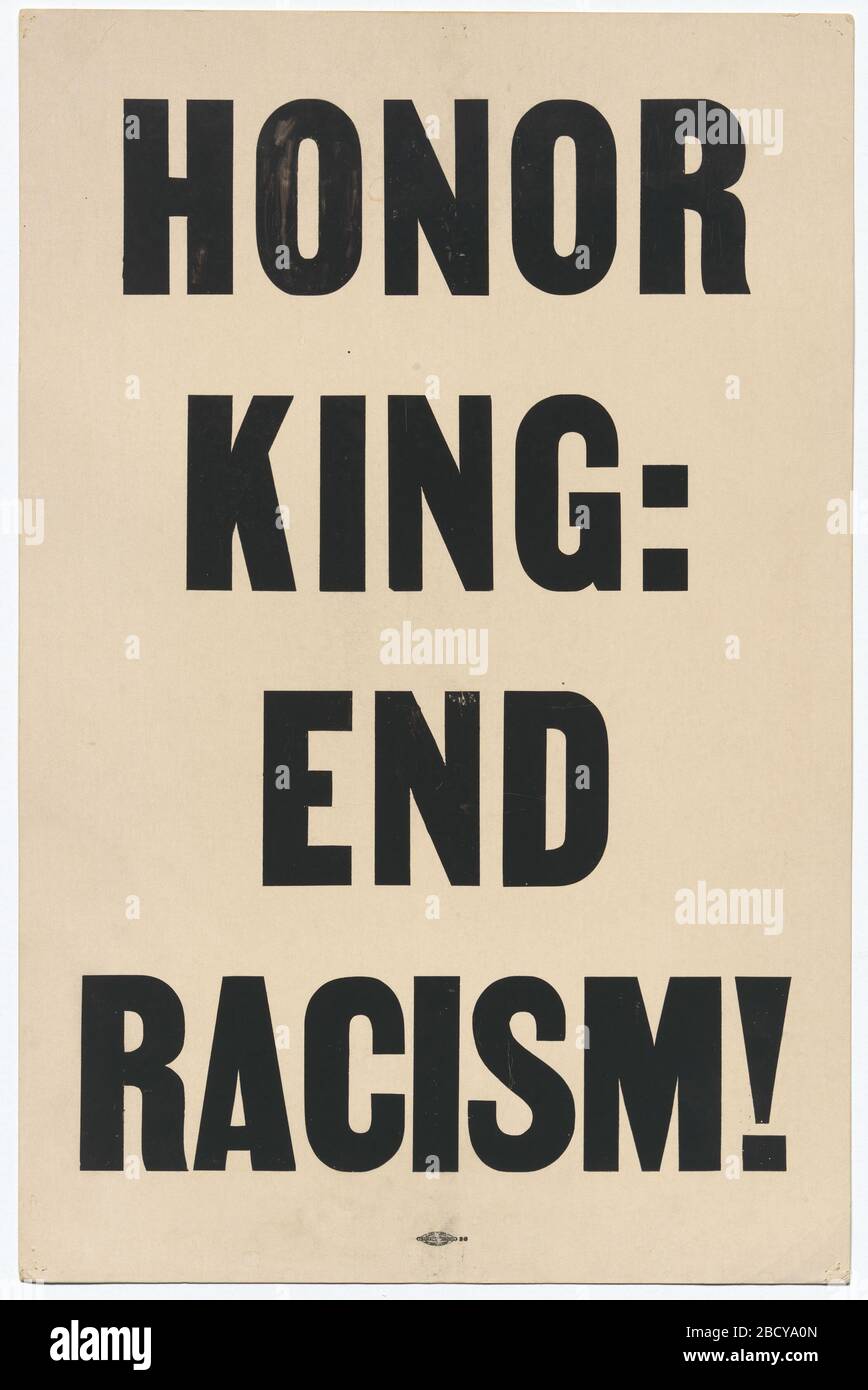 Placard che dichiara L'ONORE RE FINE RAZZISMO portato nel 1968 Memphis marzo. Un poster bianco con lettere nere usato da Arthur J. Schmidt durante la marcia di Memphis del 1968. Il poster recita "RE D'ONORE: FINE DEL RAZZISMO". Una piccola etichetta di stampa è stampigliata sul fondo della parte anteriore del poster al centro con inchiostro nero. Il retro del poster è vuoto. Placard che dichiara L'ONORE RE FINE RAZZISMO portato nel 1968 Memphis marzo Foto Stock Placard che dichiara L'ONORE RE FINE RAZZISMO portato nel 1968 Memphis marzo. Un poster bianco con lettere nere usato da Arthur J. Schmidt durante la marcia di Memphis del 1968. Il poster recita "RE D'ONORE: FINE DEL RAZZISMO". Una piccola etichetta di stampa è stampigliata sul fondo della parte anteriore del poster al centro con inchiostro nero. Il retro del poster è vuoto. Placard che dichiara L'ONORE RE FINE RAZZISMO portato nel 1968 Memphis marzo Foto Stock