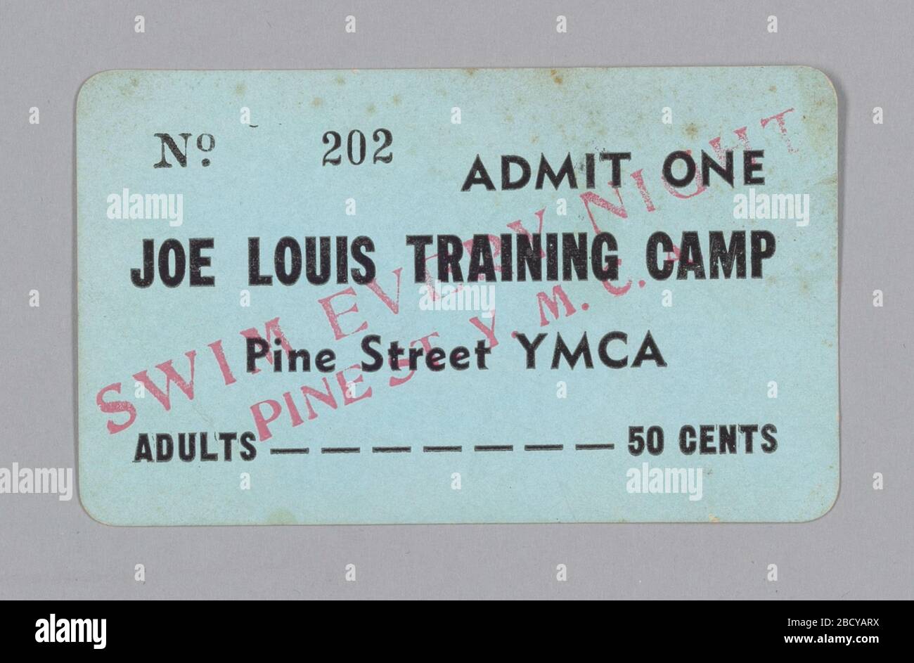 Biglietto d'ingresso per il Joe Louis Training Camp St Louis Missouri. Un biglietto d'ingresso per il campo di addestramento Joe Louis tenuto al Pine Street YMCA a St. Louis, Missouri. Il biglietto è di tipo nero stampato su un pass azzurro. Un timbro rosso si sovrappone al ticket. Biglietto d'ingresso per il Joe Louis Training Camp St Louis Missouri Foto Stock