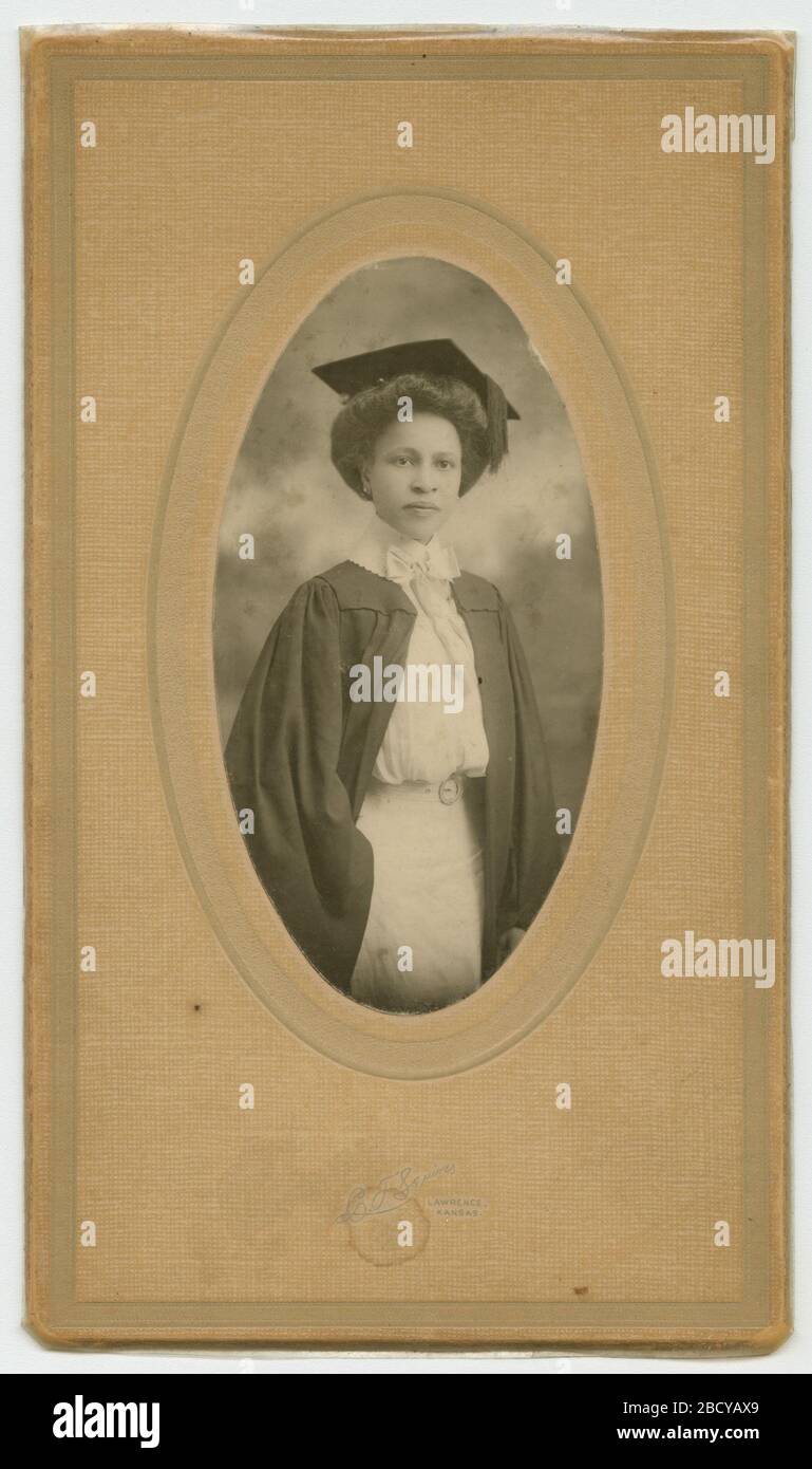 Graduazione ritratto di Octavia C Long. Una fotografia in bianco e nero, stufate e incorniciate da cartone marrone, e laminate in plastica. La donna indossa un cappello e una garzetta del laureato dell'università. Il suo nome, Octavia C. Long, è scritto sulla schiena a matita. Graduazione ritratto di Octavia C Long Foto Stock Graduazione ritratto di Octavia C Long. Una fotografia in bianco e nero, stufate e incorniciate da cartone marrone, e laminate in plastica. La donna indossa un cappello e una garzetta del laureato dell'università. Il suo nome, Octavia C. Long, è scritto sulla schiena a matita. Graduazione ritratto di Octavia C Long Foto Stock