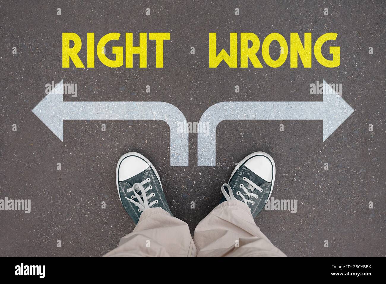 Scarpe, scarpe da ginnastica - concetto giusto e sbagliato Foto Stock