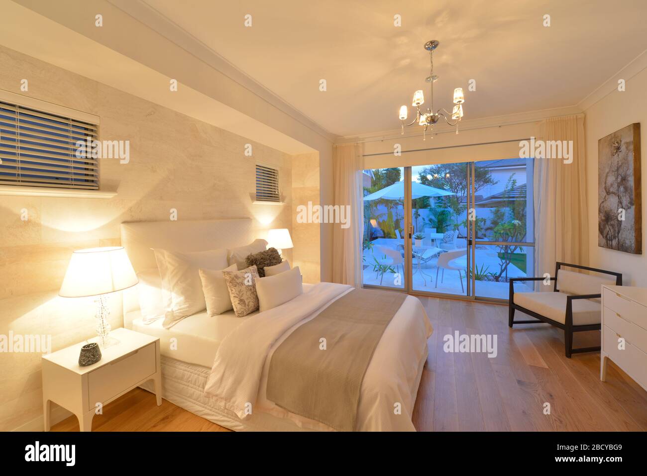 La camera da letto di una moderna casa di famiglia in stile bungalow australiano. Foto Stock