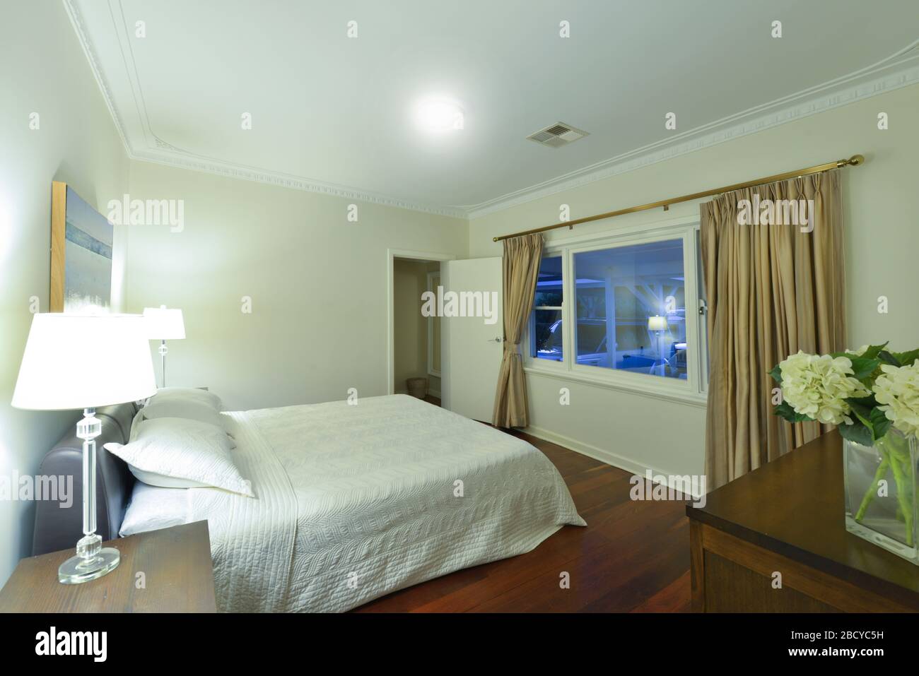 La camera da letto di una moderna casa di famiglia in stile bungalow australiano. Foto Stock
