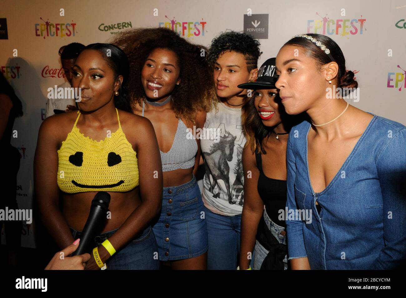 (L-R) i cantanti Ashley Williams, Brienna DeVlugt, Gabby Carreiro, Shyann Roberts e Kristal Lyndriette del Diario di Junes partecipano all'EpicFest 2016 ospitato da L.A. Reid ed Epic Records presso Sony Studios il 25 giugno 2016 a Los Angeles, California. Foto Stock