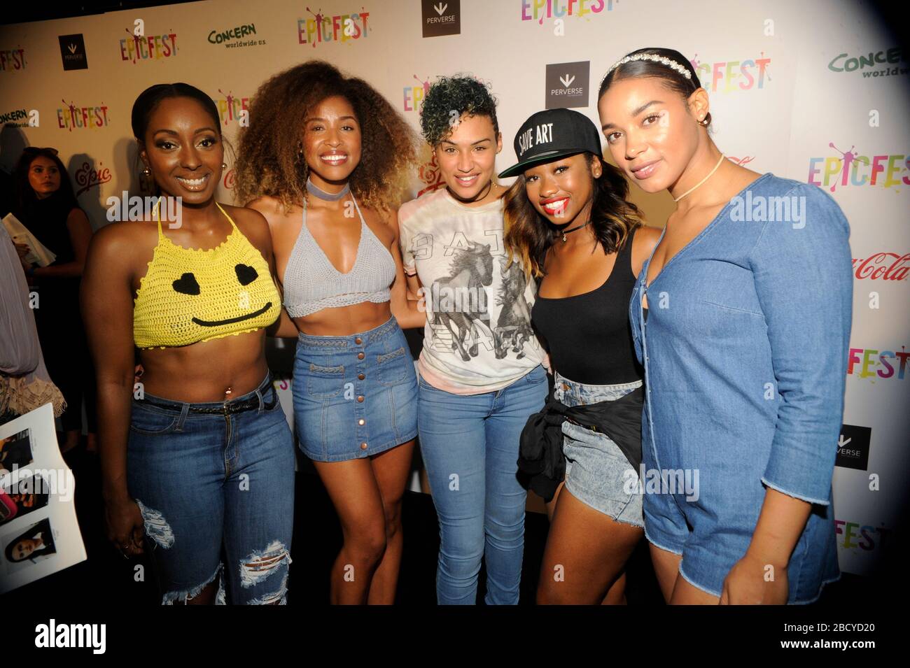 I cantanti Ashley Williams, Brienna DeVlugt, Gabby Carreiro, Shyann Roberts e Kristal Lyndriette del Diario di Junes partecipano all'EpicFest 2016 ospitato da L.A. Reid ed Epic Records presso Sony Studios il 25 giugno 2016 a Los Angeles, California. Foto Stock