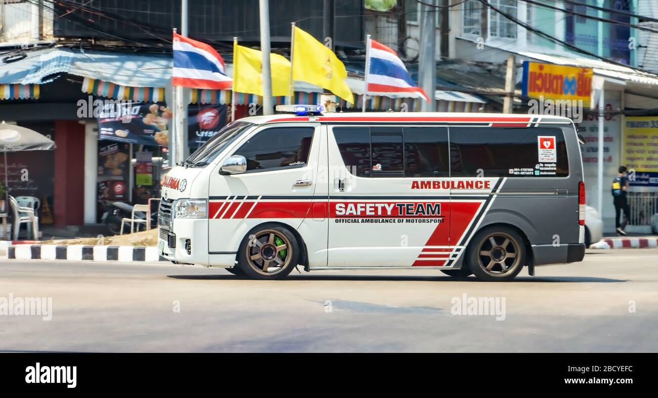 SAMUT PRAKAN, THAILANDIA, Apr 04 2020, l'auto ambulanza attraversa un incrocio con un faro lampeggiante. Foto Stock