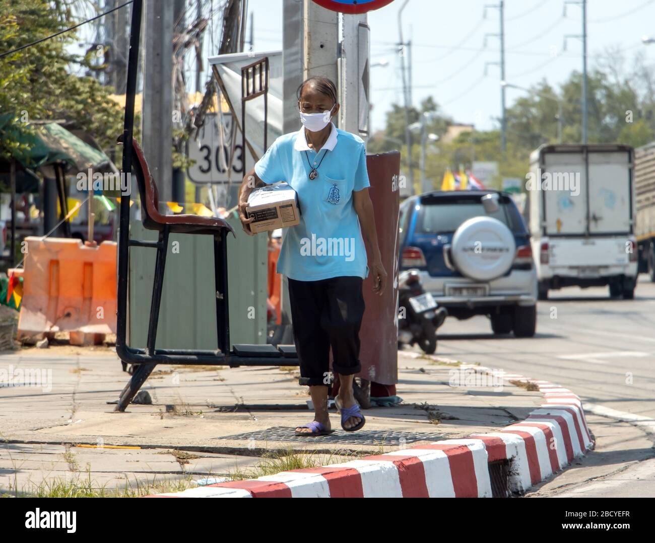 SAMUT PRAKAN, THAILANDIA, Apr 04 2020, persone sulla strada di Samut Prakan camminare con una maschera protettiva sul loro volto. Foto Stock
