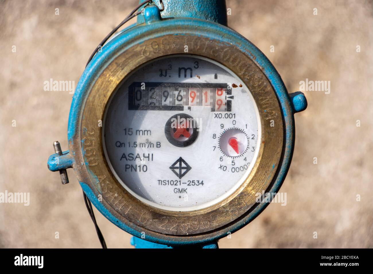 SAMUT PRAKAN, THAILANDIA, Apr 04 2020, contatore dell'acqua con stato di consumo dell'acqua, marchio Asahi. Foto Stock