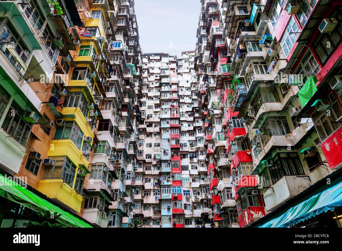 Alloggi densamente popolati nel vecchio quartiere residenziale di Quarry Bay, Hong Kong. Soprannominato 'Monster Building', gli appartamenti interconnessi hanno b Foto Stock
