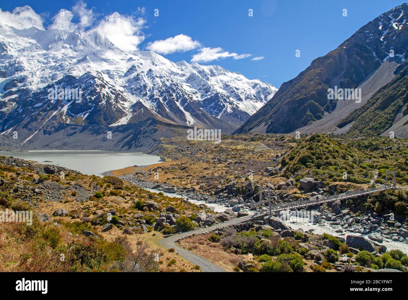 Ponte sospeso attraverso il fiume Hooker sulla Hooker Valley Track Foto Stock