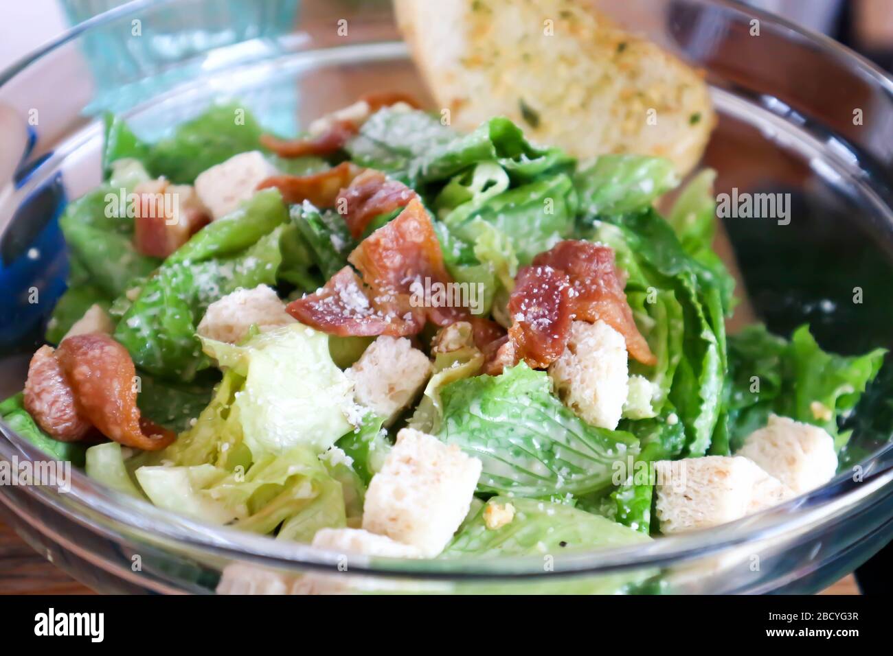 Caesar insalata, insalata con lattuga cos e pancetta Foto Stock