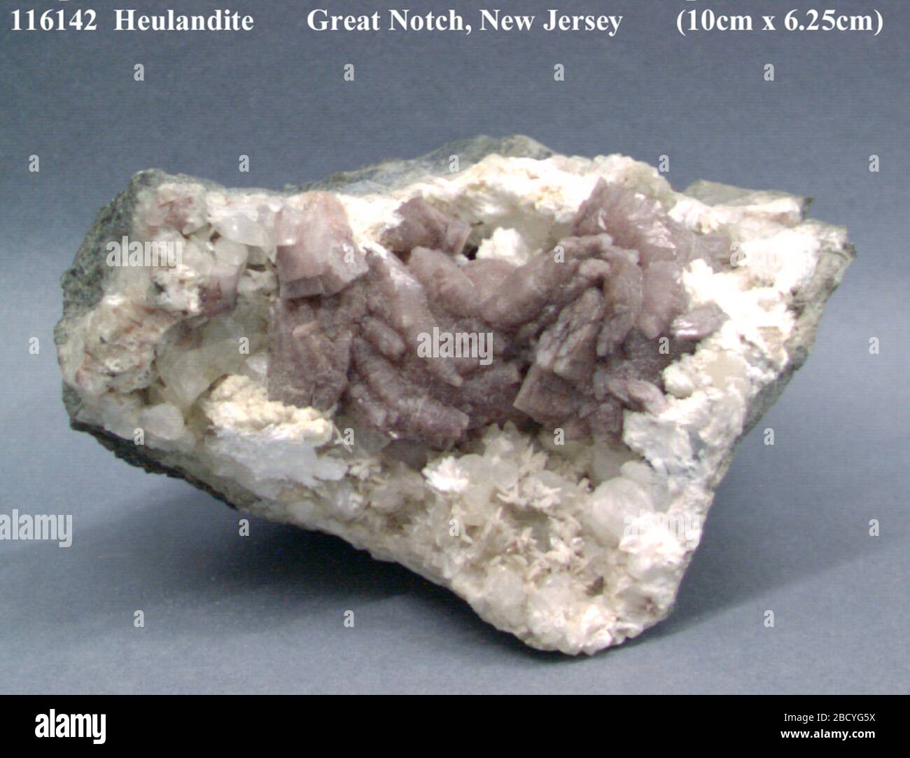 Heulandite (NNH 116142-00) dalla National Mineral Collection. Heulandite Foto Stock