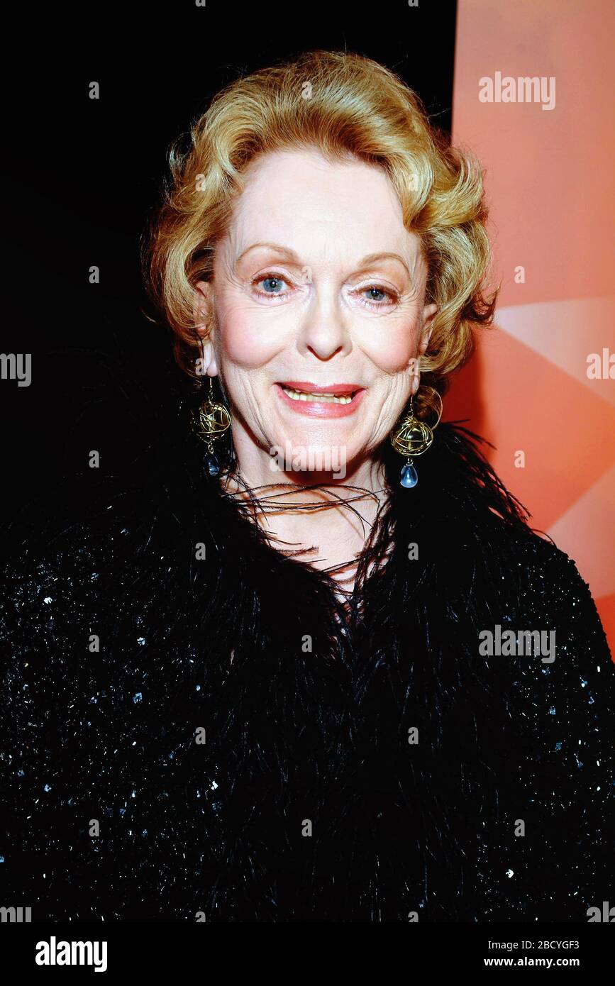 05 aprile 2020 - l'attrice e attivista canadese Shirley Douglas, madre dell'attore Kiefer Sutherland e figlia del compianto Tommy Douglas (ex Premier Saskatchewan e fondatore del sistema Medicare del Canada) è morto all'età di 86 anni. File Foto: 2004 Canada's Walk of Fame, Roy Thomson Hall, Toronto, Ontario, Canada. (Immagine di credito: © Brent Perniac/AdMedia tramite filo ZUMA) Foto Stock