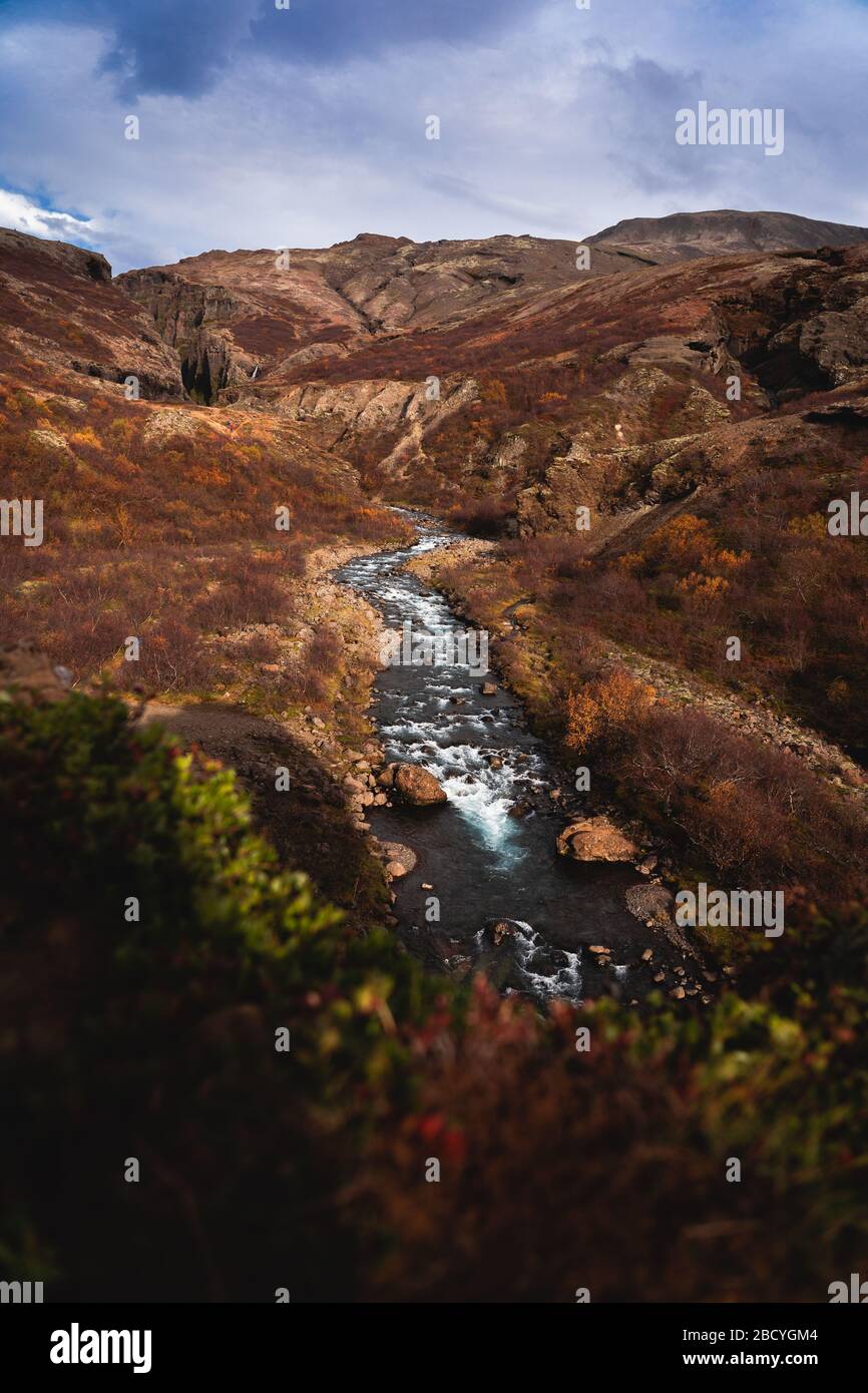 Fiume flusso in autunno colori valle del Botndalur Islanda ottobre 2019 Foto Stock