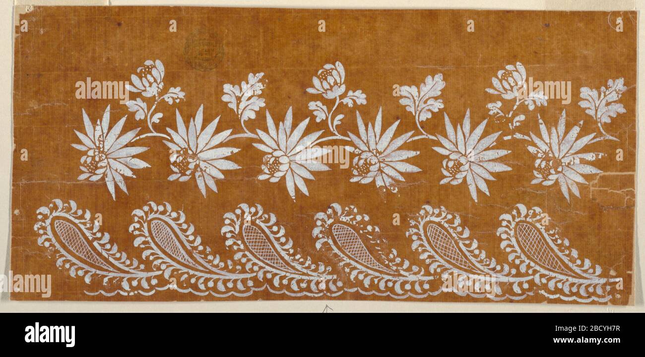 Disegno per un bordo ricamato o tessuto. Ricerca in ProgressHorizontal design per un confine. Bocce con un grande fiore in attesa e, in alternativa, con un tosse in salita con un altro fiore e tre foglie e con una foglia in salita formano una ghirlanda di foglie di lacy in forma paisley. Una linea ondulata si trova nella parte inferiore. Disegno per un bordo ricamato o tessuto Foto Stock