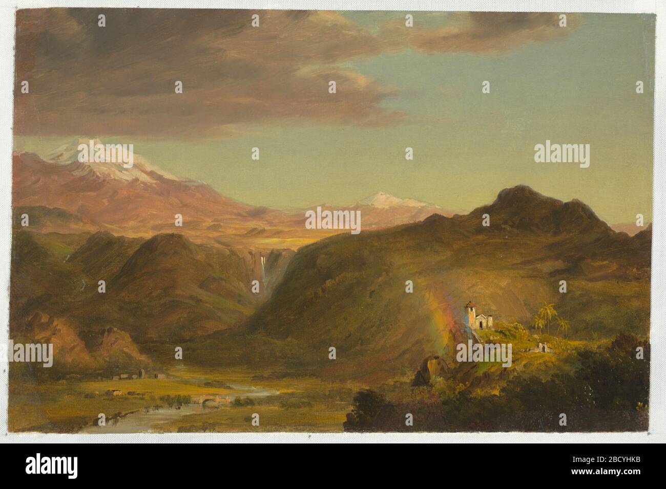 Paesaggio sudamericano. Ricerca in ProgressiIlluminata da un arcobaleno, una chiesa in basso a destra in primo piano si trova su un promontorio che domina la valle lussureggiante che è delimitata da pendici di un alto altopiano. Paesaggio sudamericano Foto Stock