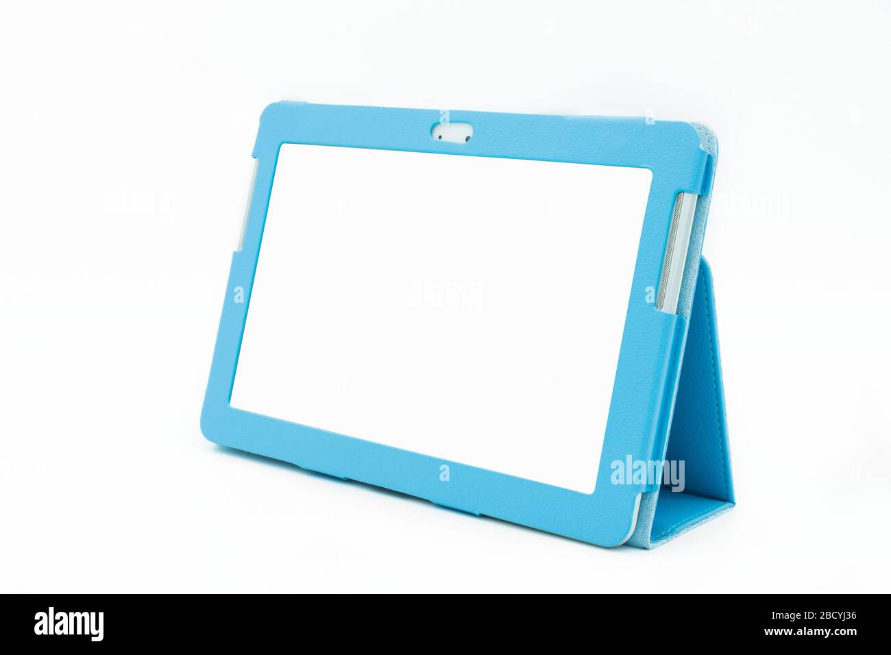 Tablet digitale con coperchio blu isolato su sfondo bianco. Foto Stock