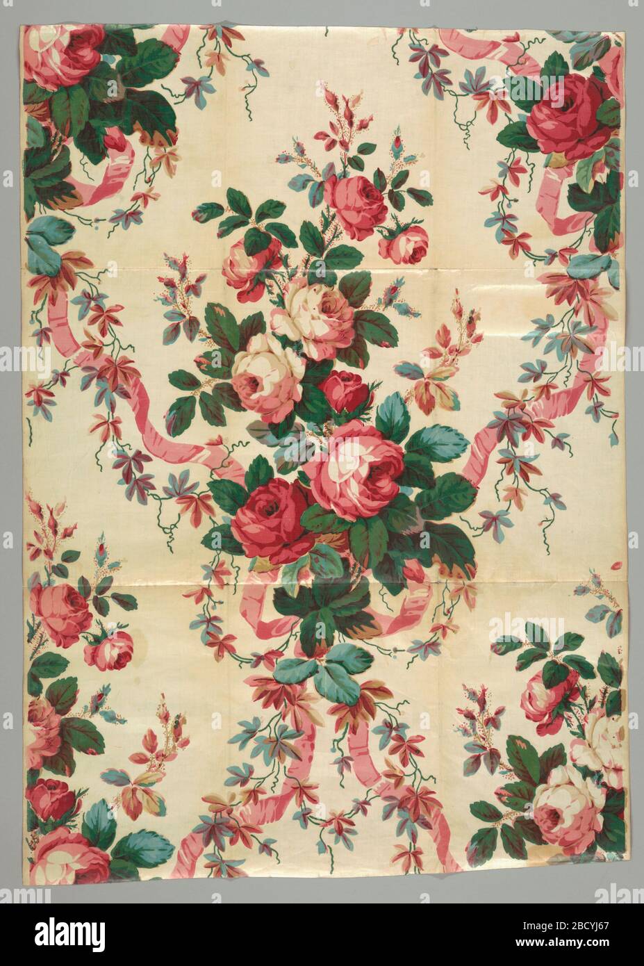 Tessile. Ricerca in ProgressBouquet di rose e nastri rosa su un terreno biancastro. Probabilmente ristampato con blocchi dal 1840 al 1860. Tessile Foto Stock