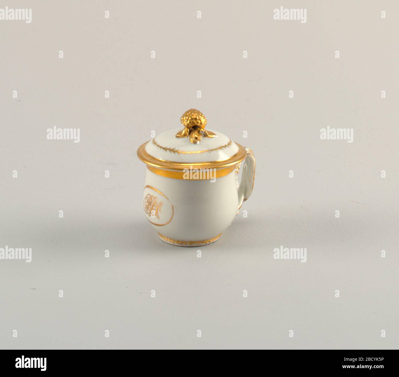 POT de CRME. Ricerca in ProgressCover e coppa di porcellana (Pot de Crème) con manico decorato e iniziali dorate appartenenti ad un set di servizio. POT de CRME Foto Stock