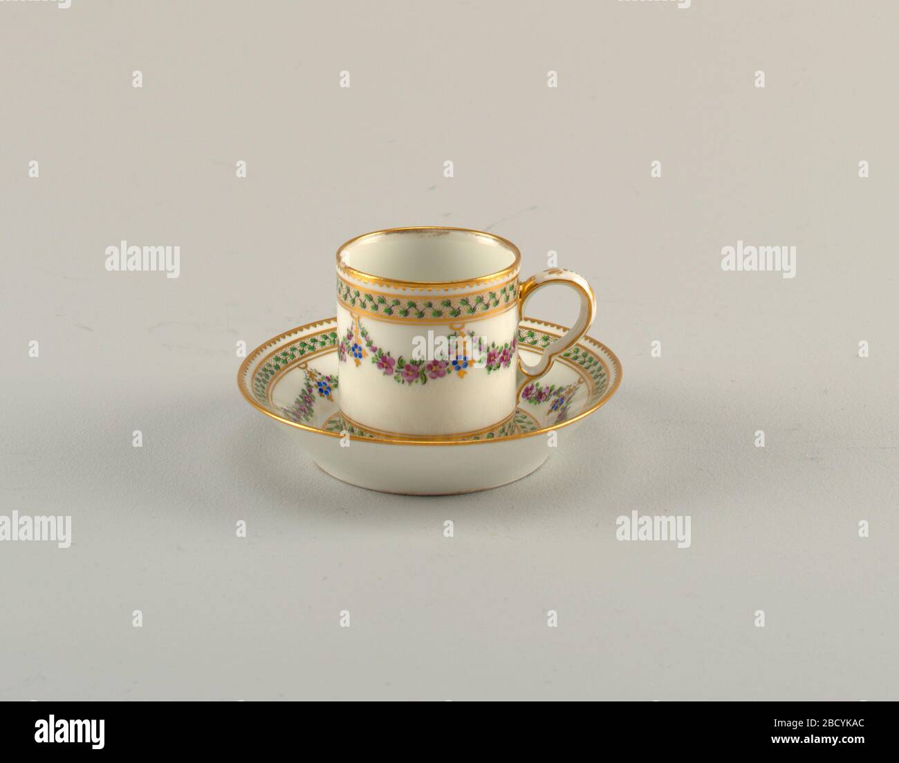 Tazza e piattino. Ricerca in tazza di porcellana Progressa e piattino con balze floreali e doratura. Tazza e piattino Foto Stock