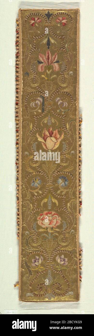 Pannello. Ricerca in pannello verticale Progressa con disegno di fasce a scorrimento e gambi con fiori e foglie lavorate nei toni di rosa, blu, lavanda, verde e nero con filo d'oro e argento e perle su un terreno in oro dorato. Rifinito con frangia a sfera. Pannello Foto Stock