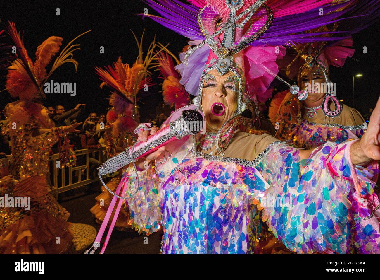 Las Celias de Tenerife, un gruppo di uomini che rendono omaggio alla cantante Celia Cruz, presentando i loro costumi durante l'annunciante Parata del Carnevale Foto Stock