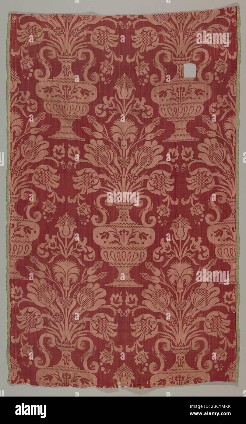 Tessile. La ricerca in ProgressAn compensa la ripetizione di un vaso eared che tiene i fiori in rosso e bianco. Entrambi i selvage presenti. Tessile Foto Stock