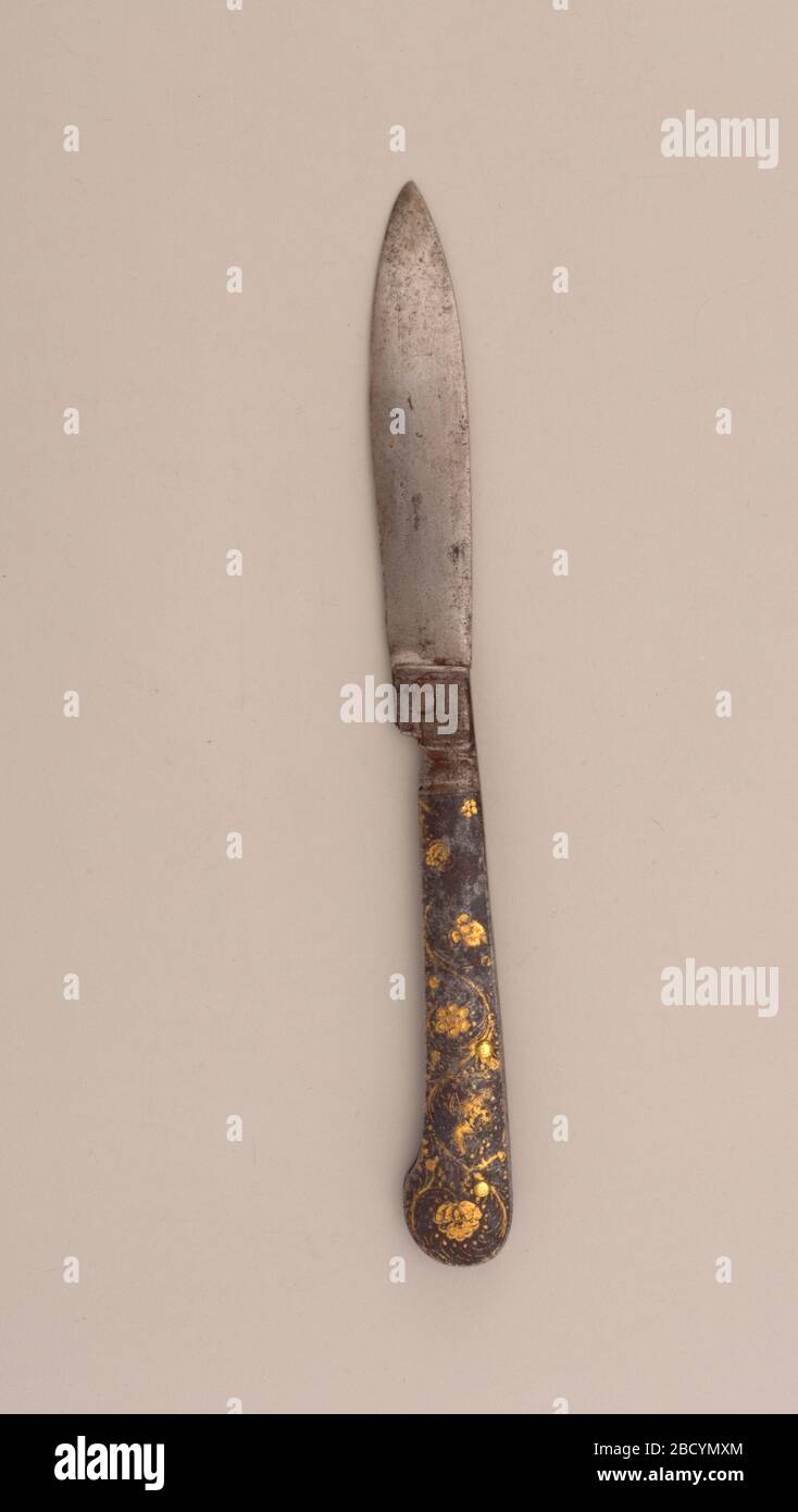 Coltello pieghevole. Ricerca in ProgressLame a forma di foglia, manico piatto a pistola decorato con stilizzato floreale argento smorzante con fiori d'oro e cupide con arco e freccia. La lama si ripiega nell'impugnatura, rivetti in ottone sull'impugnatura. Coltello pieghevole Foto Stock