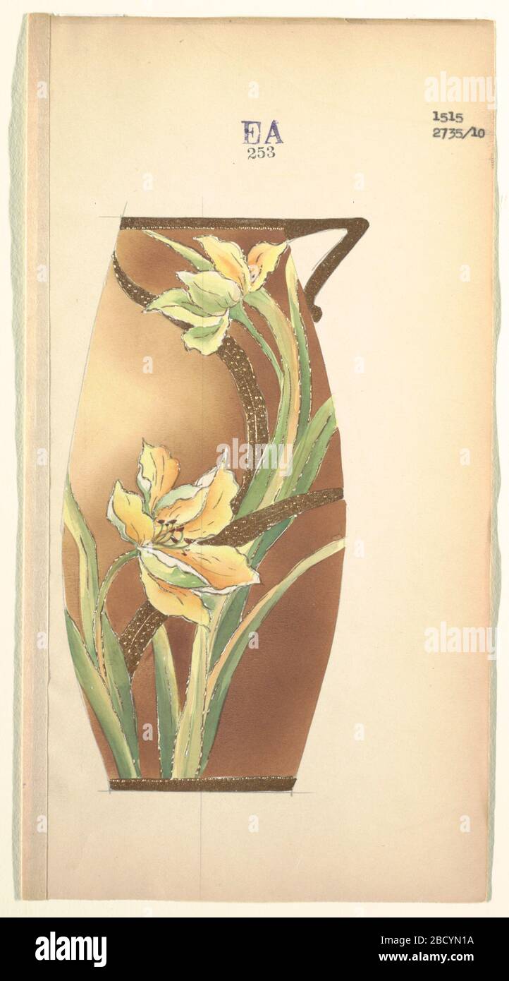 Design per una caraffa. Ricerca in ProgressDesign per un vaso in marrone, con fiori gialli e stocchi verdi che raggiungono attraverso il corpo della caraffa; impugnatura in oro è appuntita. Design per una caraffa Foto Stock