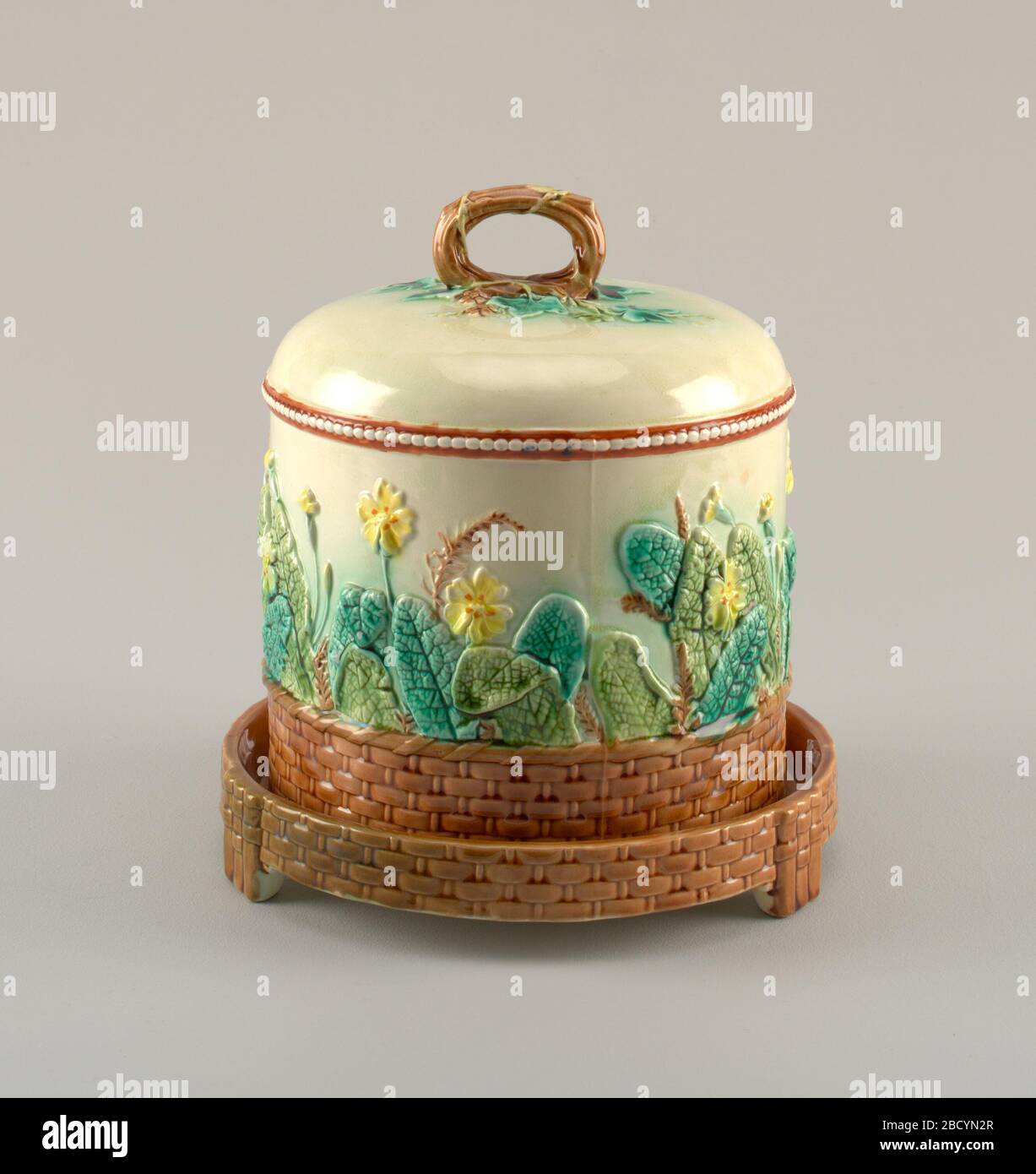 Piatto e coperchio. Ricerca in Progressa) campana cilindrica cava, dritta, piana. Modellato con rami asimmetrici di prunus fioriti in marrone con fiori rossi, foglie verdi e marroni, e con grappoli di crisantemi. Piatto e coperchio Foto Stock