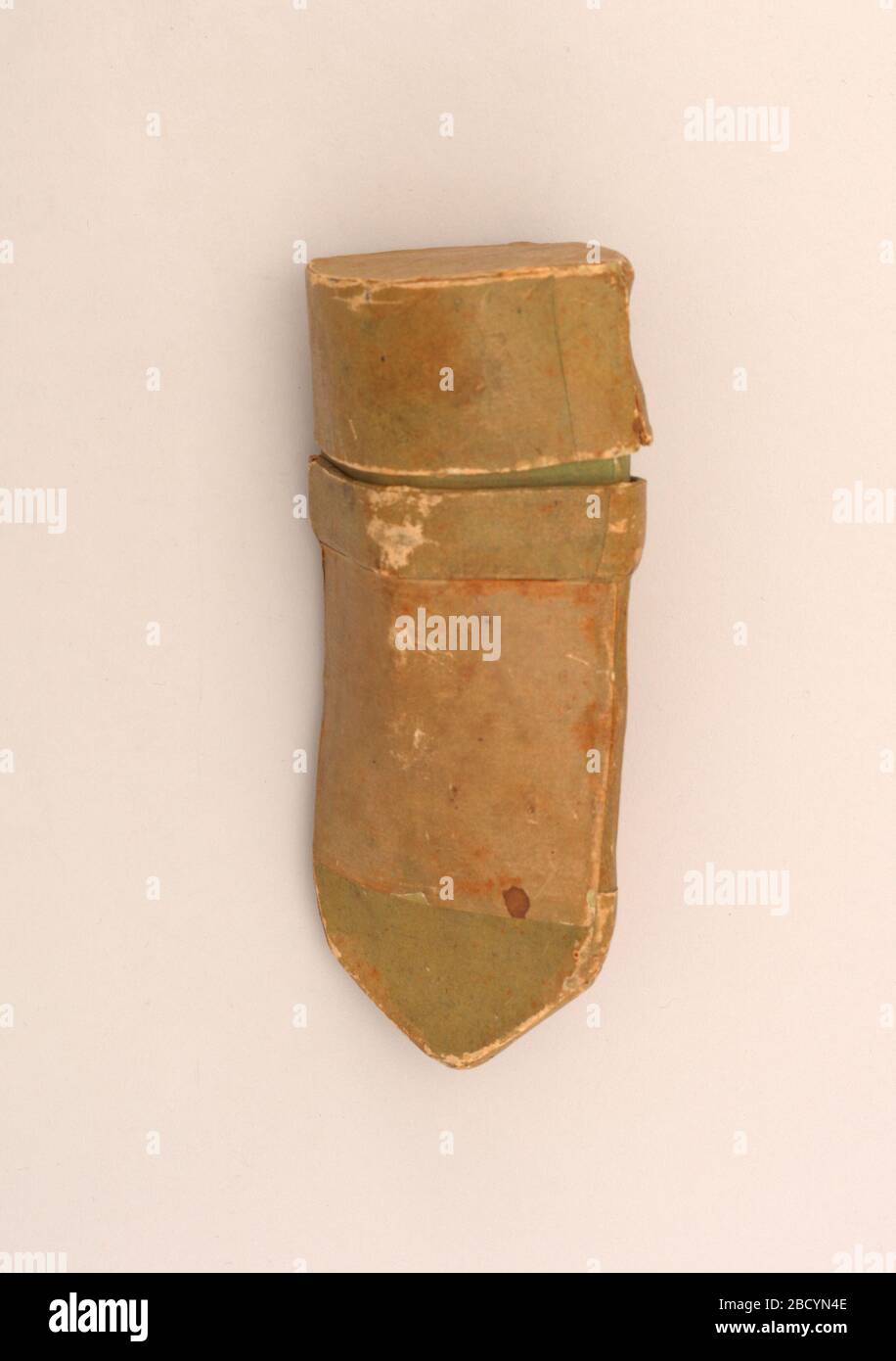 Portaposate. Ricerca nella custodia Progressovid (a) con fondo appuntito e coperchio rimovibile (b) montato su flangia profonda; tutto di carta verde leggera pesante. Portaposate Foto Stock