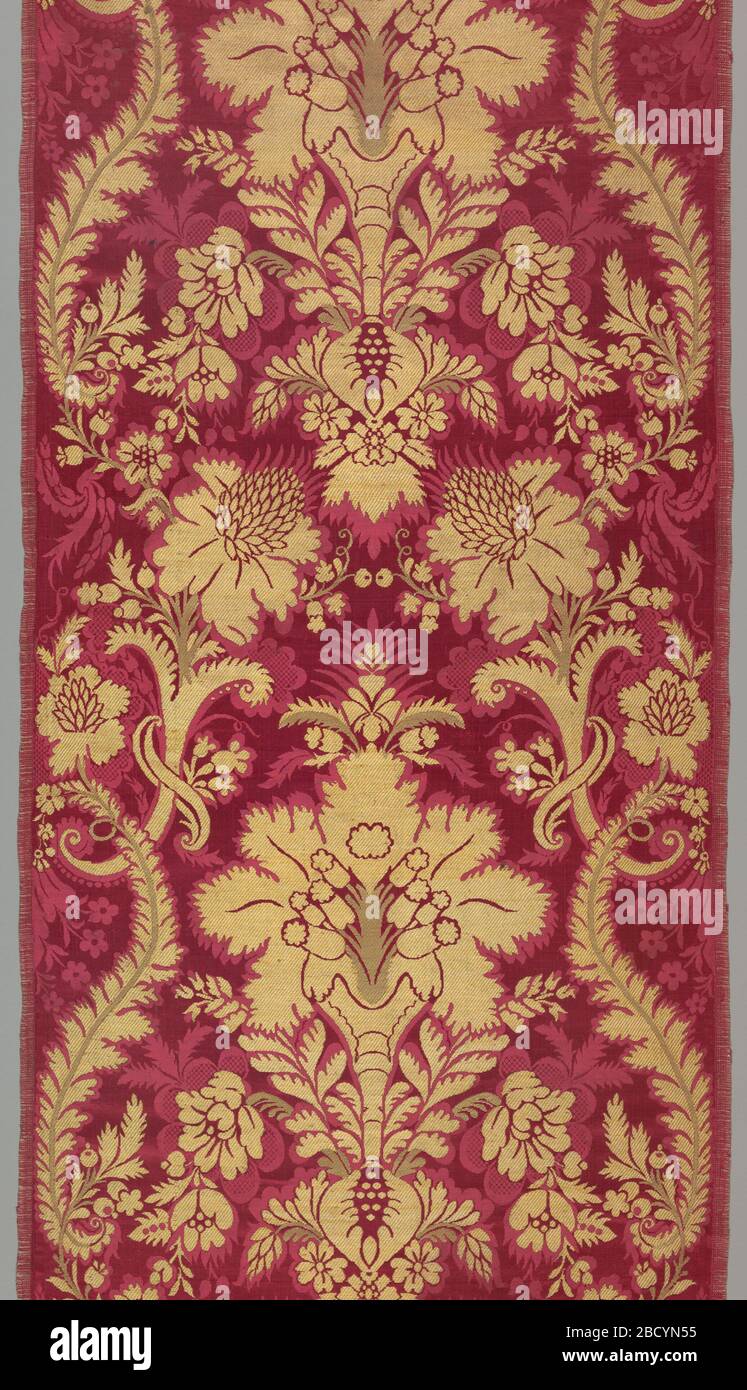 Tessile. Damasco satinato di seta rossa broccato in oro in un disegno  simmetrico verticale di piante da fiore. Tessile Foto stock - Alamy