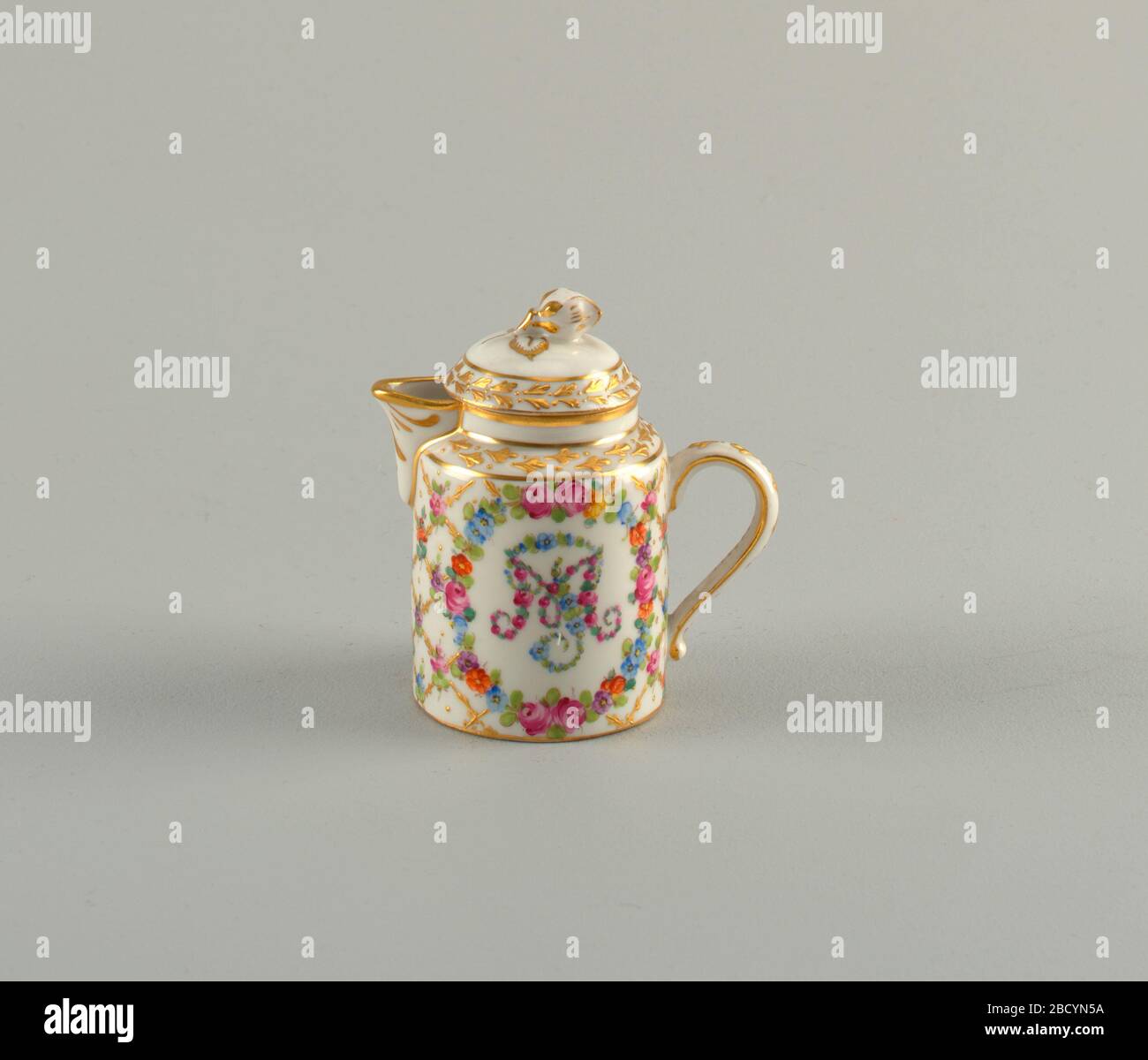 Fresa. Ricerca in corpo ProgressCylindrical e coperchio a cupola con fiore dorato finiale. Corona di fiori che circonda il monogramma. Beccuccio corto e largo. Fresa Foto Stock