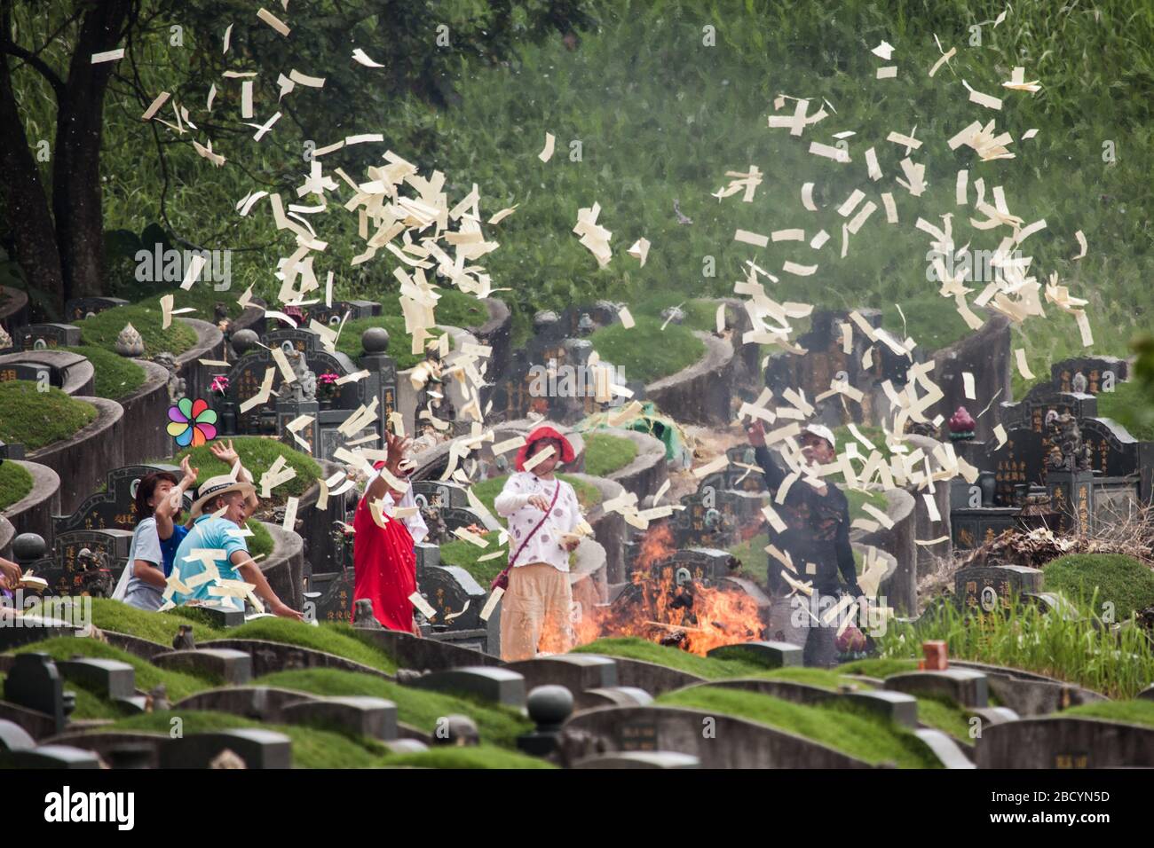 Singapore, Singapore. 05th Apr, 2020. Una famiglia esegue un rituale tradizionale al Choa Chu Kang Chinese Cemetery durante il Qing Ming Festival in mezzo allo scoppio di Covid-19 a Singapore. Singapore ha implementato il 'interruttore di circuito' il 3 aprile 2020 per ridurre la diffusione del COVID-19. Credit: SOPA Images Limited/Alamy Live News Foto Stock