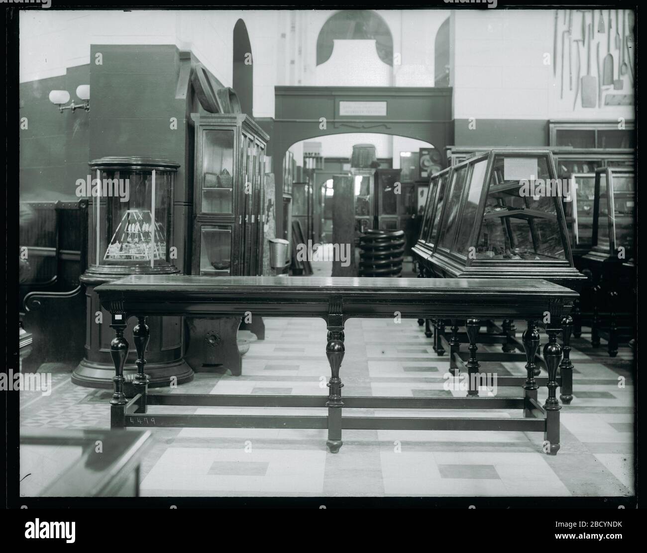 Vista interna della Sala Esposizioni nel Museo Nazionale degli Stati Uniti. Nota anche come 4479.Vedi anche unità di registrazione 95, Box 43, Folder 34.Now conosciuto come Arts and Industries Building.Smithsonian Institution Archives, ACC. 11-006, riquadro 014, N. immagine MAH-4479 Foto Stock