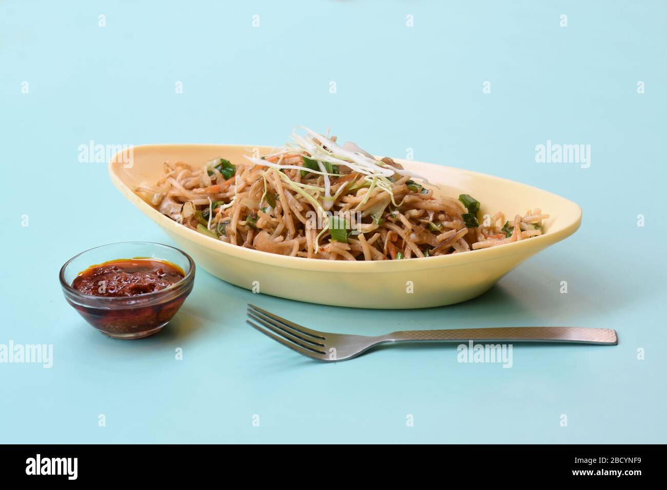 I noodles di Hakka o Manchurian Hakka o i noodles di Schezwan o il mein di Chow è un alimento popolare indochinese servito in una ciotola. Cibo cinese indiano Foto Stock