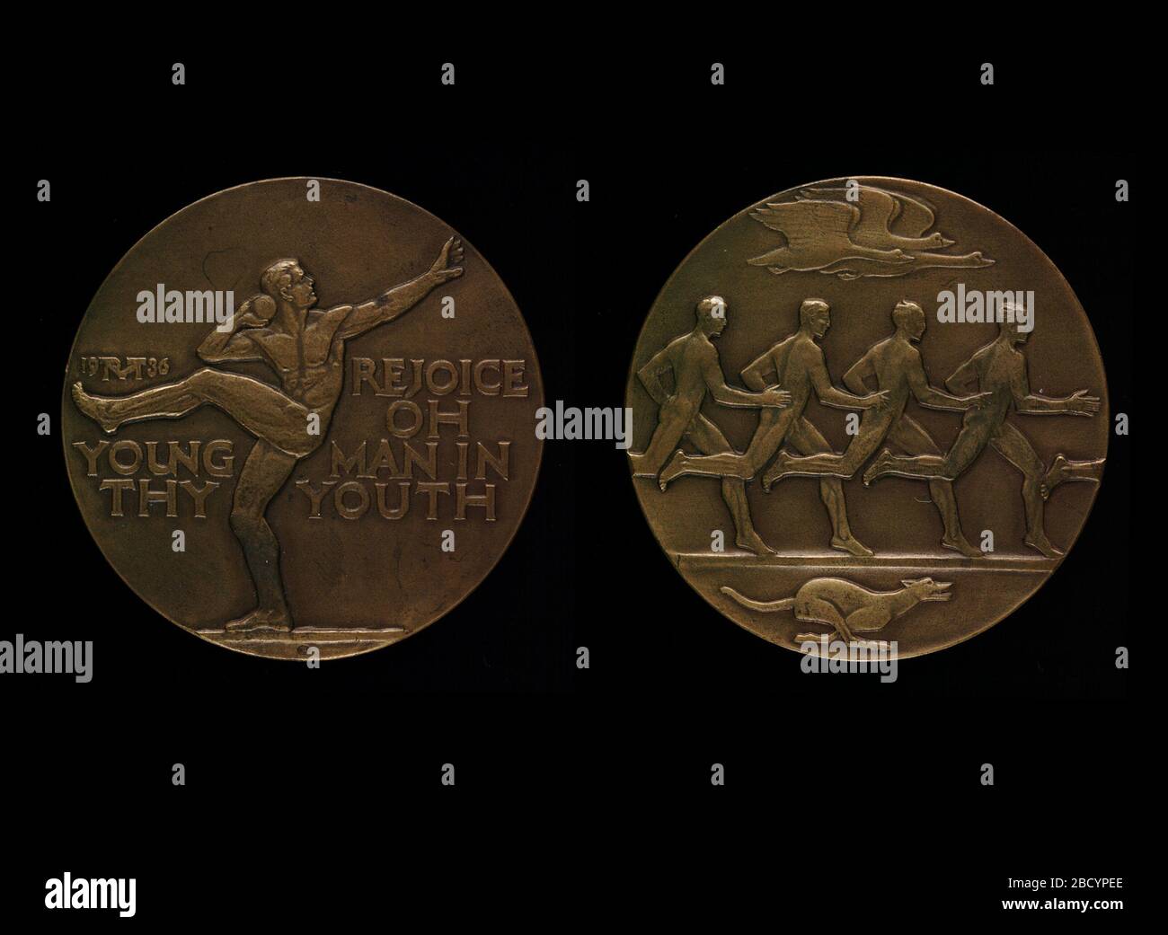 Rallegratevi Oh giovane uomo nella tua giovinezza. Il disegno della medaglia di Robert McKenzie riflette l’esperienza dell’artista come ginnasta e allenatore fisico, nonché il suo entusiasmo per la vita sana che ha raffigurato in molte sue sculture. Foto Stock