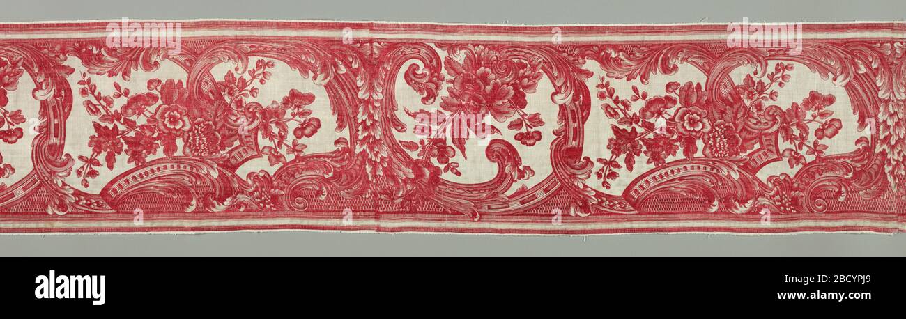 Bordo. Ricerca in ProgressHorizontal bordo di cotone bianco stampato in rosso. Disegno a spirale rotto del carattere rococo che forma le cornici irregolari per i grappoli di fiori. Bordo Foto Stock