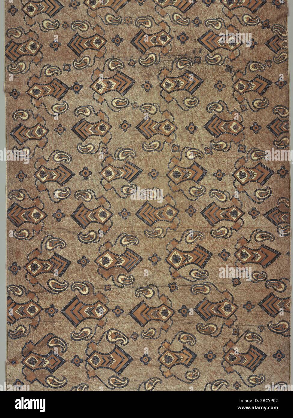 Lungo kain sarong panjang. Ricerca in ProgressLong cotone sarong (kain panjang) con diagonale ripetizione di medie dimensioni decorato lama-come motivi con foglie stilizzate e fiori attaccati a steli curving alternati con piccole rosette a quattro lobi in blu scuro, bianco, e marrone cacao. Lungo kain sarong panjang Foto Stock